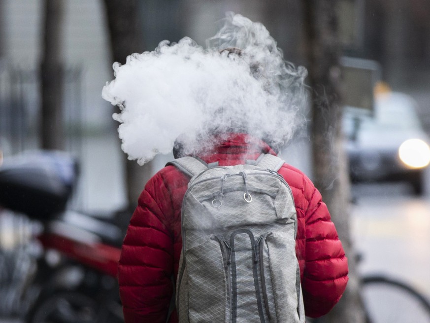 Moyen de sevrage ou alternative pour consommer de la nicotine, la question fait débat dans le cadre du projet d&#039;imposition de l&#039;e-cigarette (image symbolique).