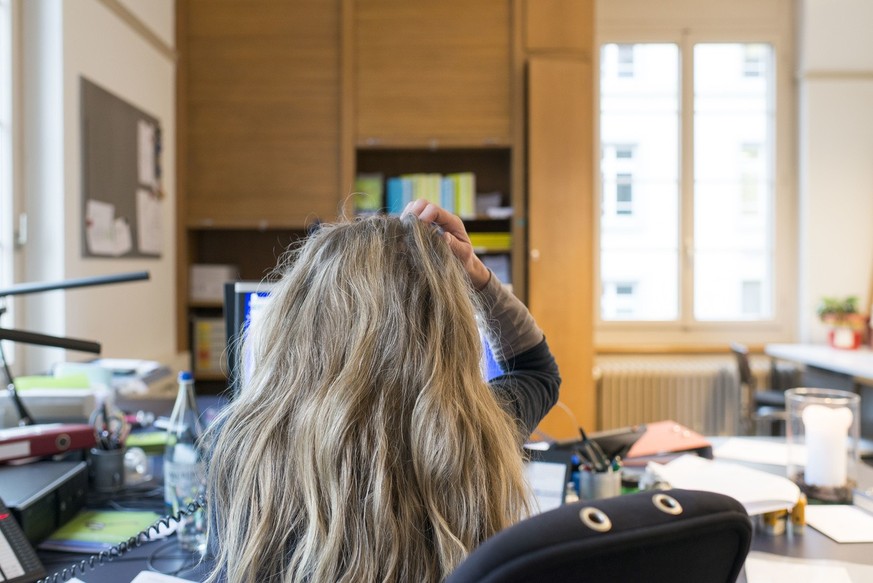 Eine Mitarbeiterin im Buero der Sektion Bern des Mieterinnen- und Mieterverbands, aufgenommen am 26. Januar 2015 beim Mieterinnen- und Mieterverband in Bern. (KEYSTONE/Christian Beutler)
