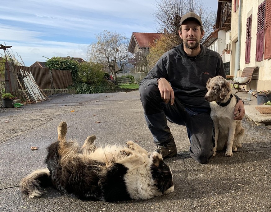 Aurèle Lecomte, éleveur de chevaux à Diesse, avec ses chiens Aby et Pixel.