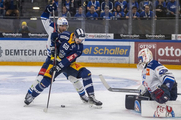 Fabrice Herzog, mitte, von Zug im Spiel gegen Torhueter Jakub Kovar, rechts, vom ZSC beim Eishockey Playoff-Finalspiel, Spiel 3, der National League zwischen dem EV Zug und den ZSC Lions am Samstag, 2 ...