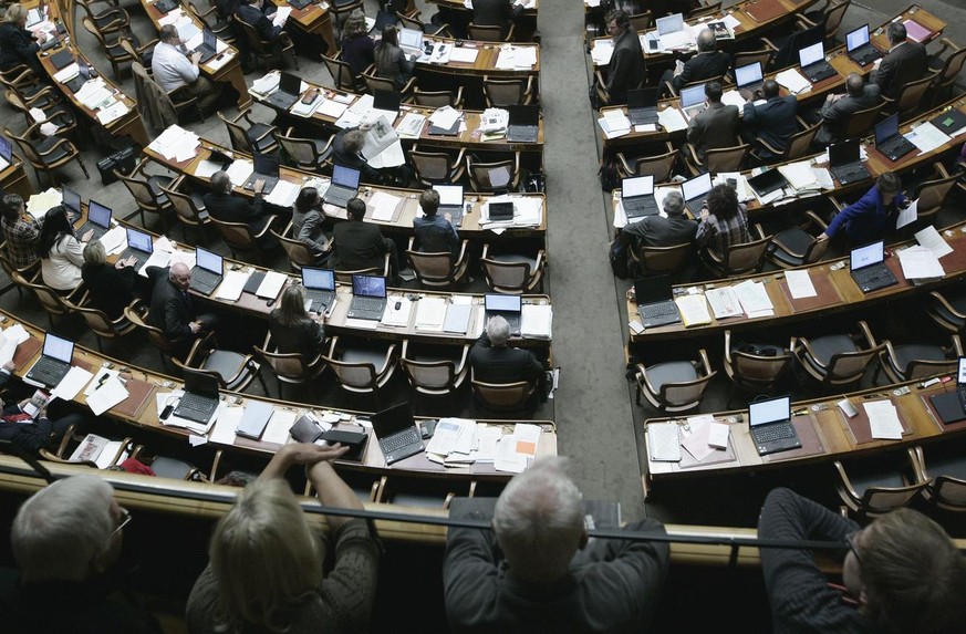 Zuschauer auf der Tribuene verfolgen eine Debatte im Nationalratssaal, am Donnerstag, 2. Dezember 2010, waehrend der Wintersession der Eidgenoessischen Raete in Bern. (KEYSTONE/Peter Klaunzer)