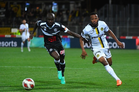 Lugano&#039;s player Ousmane Doumbia left, fight for the ball with, Young Boys&#039;s player Meschack Elia right, during the Super League soccer match FC Lugano against BSC Young Boys, at the Cornared ...