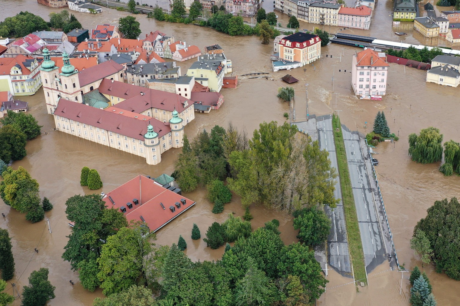 epaselect epa11606212 An aerial picture taken with a drone shows flooded Klodzko, southwestern Poland, 15 September 2024. The southern regions of Poland are experiencing record rainfall and severe flo ...