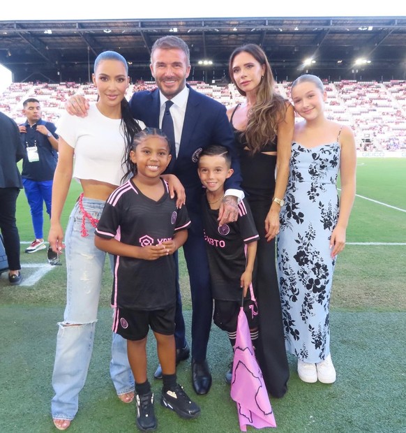 Victoria et David Beckham et leur fille Harper ainsi que Kim Kardashian.