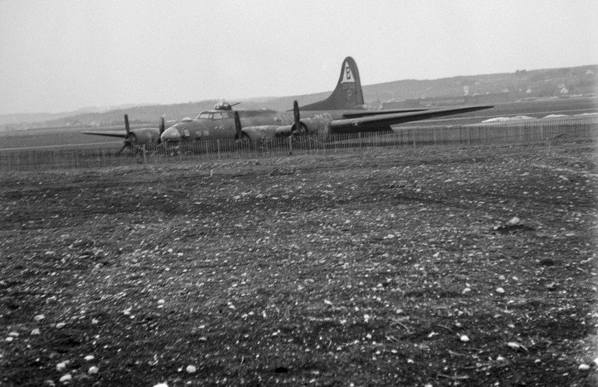 An emergency landing of an American Boeing B-17 (&quot;Flying Fortress&quot;) at Duebendorf airport on March 20, 1944. During the Second World War, about 200 foreign military aircraft had to land, cra ...