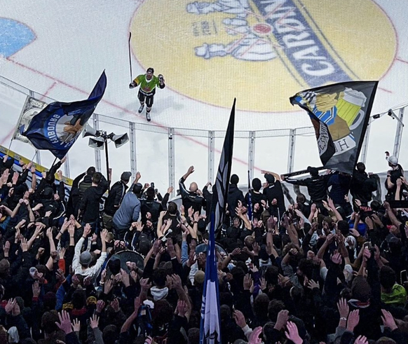 La communion entre Andreï Bykov et les fans de Fribourg-Gottéron.