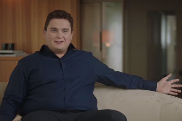 Clément, 25 ans, fils illégitime du prince de Belgique, se confie sur canapé.