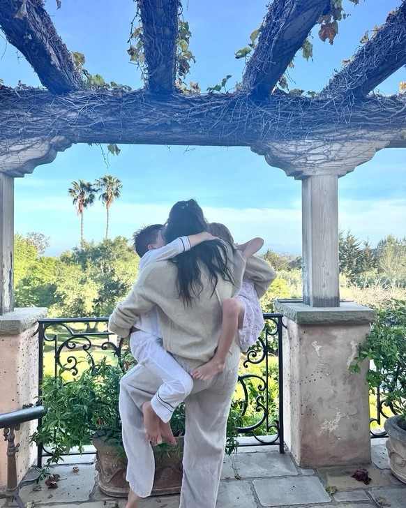 Meghan et ses deux enfants, au manoir de Montecito, dans une photo postée pour la fête des Mères.