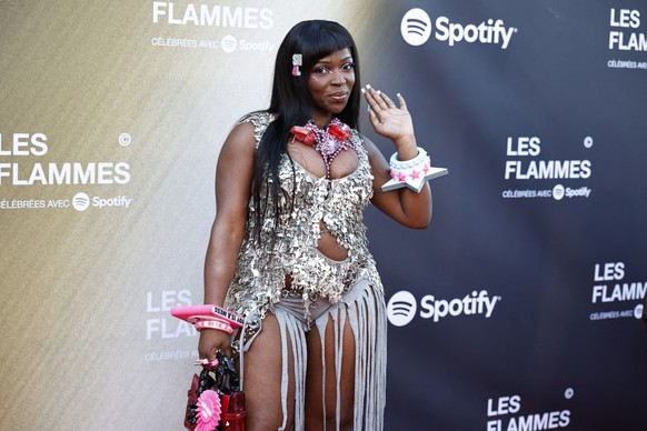 Η Γαλλο-Κονγκολέζα τραγουδίστρια και ράπερ Theodora ποζάρει για ένα photocall κατά την άφιξή της για την τέταρτη τελετή απονομής μουσικής "Les Flammes" στο Seine Musicale, στη Boulogne-Billancourt, στο ...