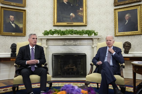 Plusieurs réunions se sont déroulées à la Maison-Blanche entre Kevin McCarthy (à gauche) et Joe Biden.