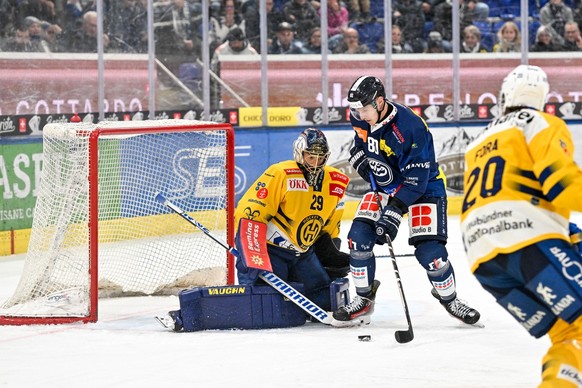 Dominik Kubalik (HCAP) right tries to score against le goalie Sandro Aeschlimann (HCD), during the regular season of National League A (NLA) Swiss Championship 2024/25 between HC Ambri Piotta and HC D ...