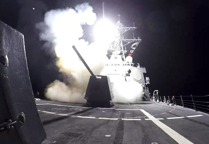 Un navire de guerre américain frappe les positions des Houthis au Yémen.
