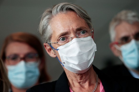 epa10046473 French Prime Minister Elisabeth Borne visits Rene-Dubos hospital in Pontoise, north-west Paris, France, on 01 July 2022. EPA/GEOFFROY VAN DER HASSELT / POOL / AFP MAXPPP OUT