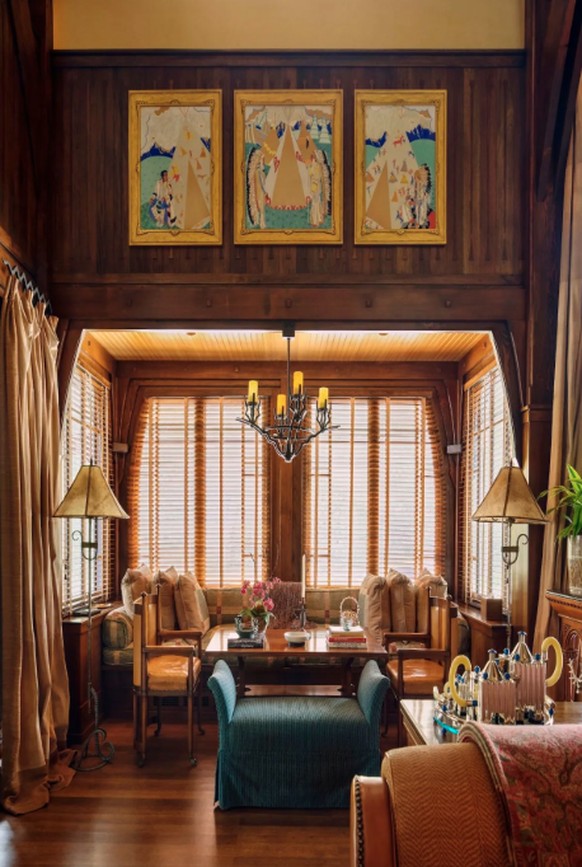 La maison est remplie de bibelots et de souvenirs de la vie et des voyages du couple.