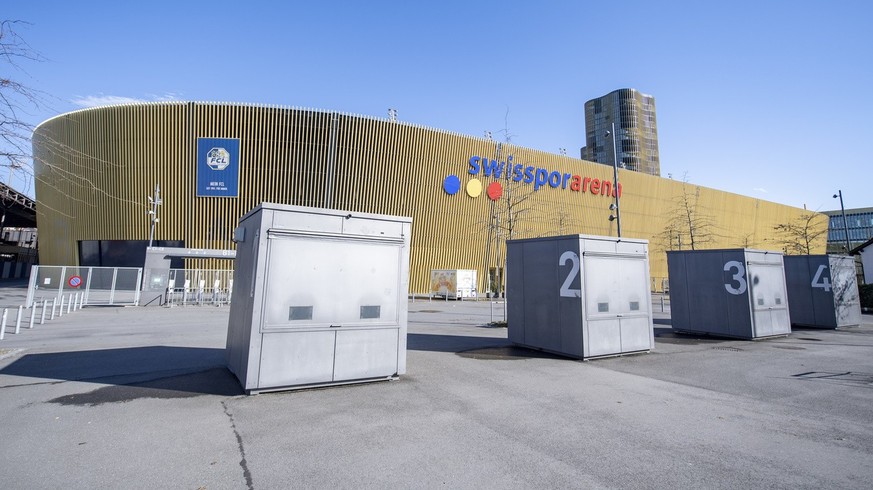 Das Fussballstadion des FC Luzern ist kurz vor dem geplanten Spielbeginn geschlossen. Wegen der Zunahme des Coronavirus in der Schweiz wurden saemtliche Super League Spiele verschoben, wie das Meister ...