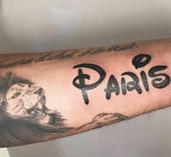 Le tattoo de Chris Zylka modifié.