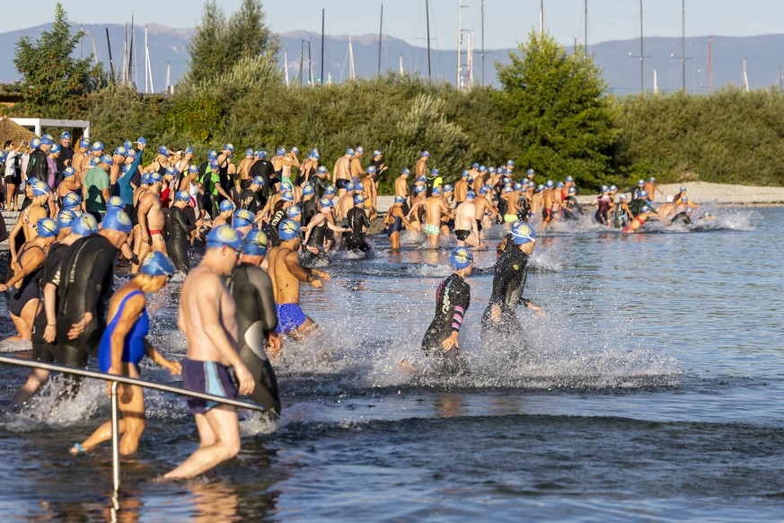 Les nageurs prennent le depart a Geneve-Plage lors de la 10e edition de La Traversee, ce dimanche 23 aout 2026 a Geneve. 1 200 nageurs participent a "La Traversee", une course populaire de n ...
