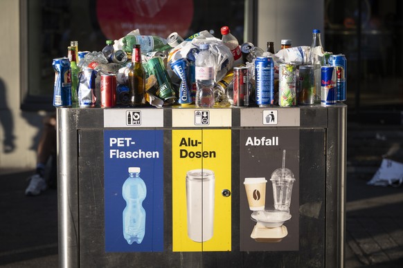 epa13157394 An overfilled garbage bin during the 33rd Street Parade in downtown Zurich, Switzerland, 08 August 2026. The annual dance music event runs this year under the theme 'Together we move. ...