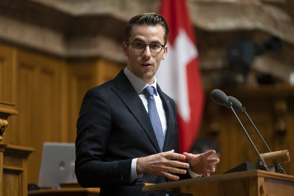 Andri Silberschmidt, FDP-ZH, spricht waehrend der Debatte 22.043 Fuer ein besseres Leben im Alter (Initiative fuer eine 13. AHV-Rente), waehrend der Wintersession der Eidgenoessischen Raete, am Mittwo ...