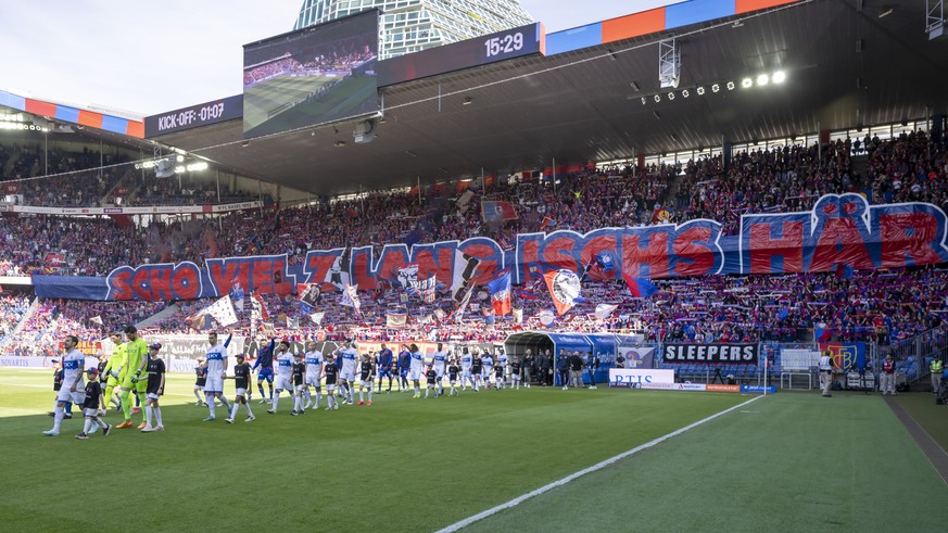 Basels Fans begruessen die Mannschaften vor dem Halbfinal des Schweizer Fussball Cups zwischen dem FC Basel 1893 und dem FC Lausanne-Sport im Stadion St. Jakob-Park in Basel, am Sonntag, 27. April 202 ...