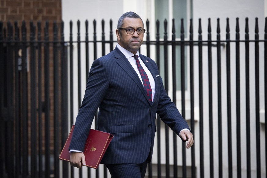 epa10319774 Britain&#039;s Foreign Secretary James Cleverly arrives to attend a cabinet meeting at 10 Downing Street in London, Britain, 22 November 2022. EPA/TOLGA AKMEN