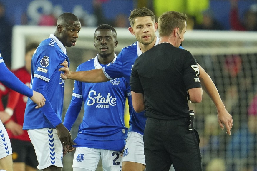 La Premier League veut mettre un terme à ces scènes où les joueurs contestent les décisions et/ou entourent l'arbitre.