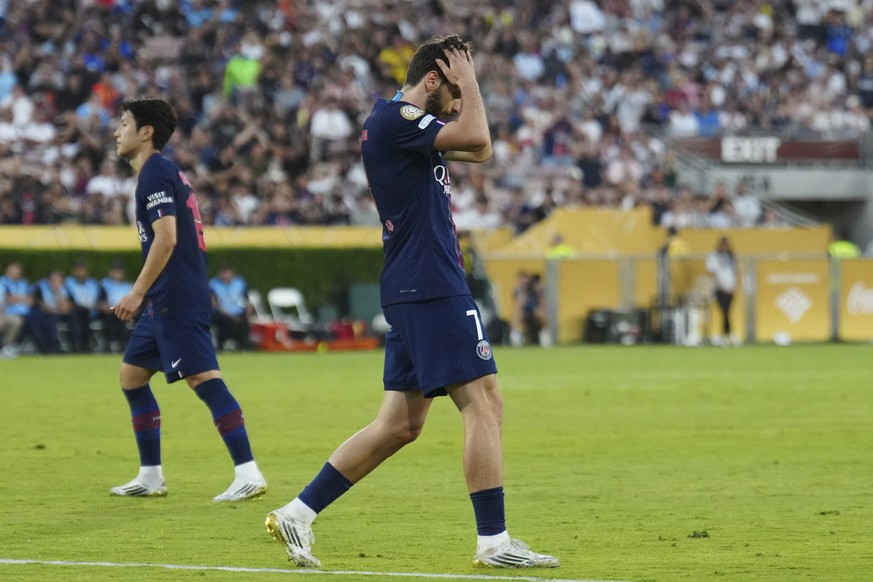 Paris Saint-Germain&#039;s Khvicha Kvaratskhelia reacts after his free kick went above the goal during the Club World Cup group B soccer match between PSG and Botafogo in Pasadena, Calif., Thursday, J ...