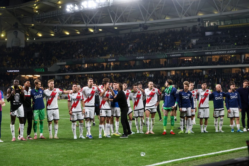 epa12895159 Rayo Vallecanos' players celebrate after the UEFA Conference League quarter-finals, 2nd leg soccer match between AEK Athens and Rayo Vallecano in Nea Philadelphia, Attica, Greece, 16  ...