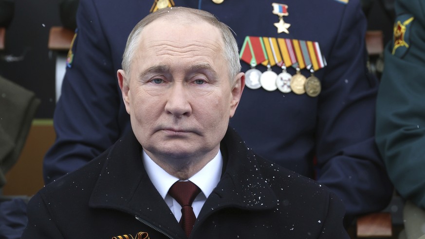 Poutine assiste au défilé du 9 mai à Moscou.