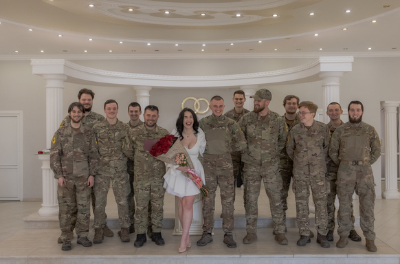 Le mariage s&#039;est fait en robe blanche et en treillis militaires.