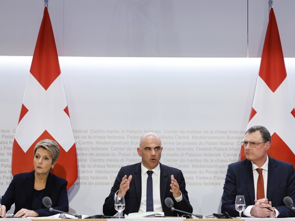 La conseill�re f�d�rale Karin Keller-Sutter, le pr�sident de la Conf�d�ration Alain Berset et le pr�sident de la Banque nationale suisse Thomas Jordan annoncent la reprise de Credit suisse par UBS au  ...