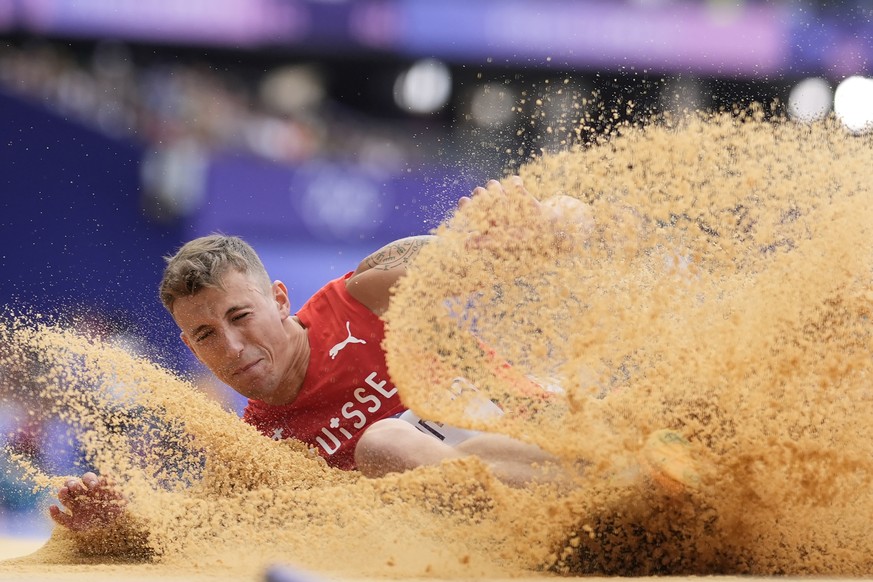 Simon Ehammer, of Switzerland, competes in the men&#039;s long jump qualification at the 2024 Summer Olympics, Sunday, Aug. 4, 2024, in Saint-Denis, France. (AP Photo/Matthias Schrader)