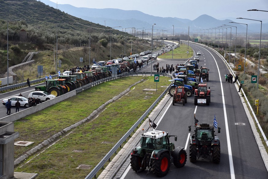 epa12608700 Farmers of the Nikaia blockade proceed with their tractors to the closure of the Tempi tunnels, on the Athens-Thessaloniki national highway, near Larissa, Thessaly, central Greece, 22 Dece ...