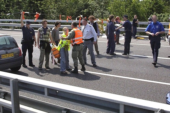 Sur l'autoroute A1 lors du sommet du G8 en juin 2003, des altermondialistes avaient bloqué l'autoroute et tiré une corde en travers avec deux activistes suspendus dans le vide. Un policier s ...