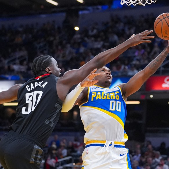 Clint Capela (à gauche) et les Rockets ont battu les Pacers lundi