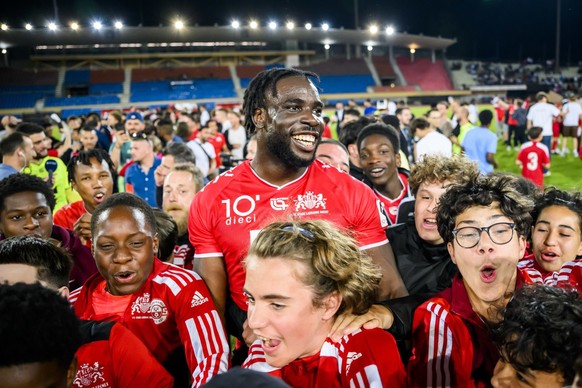 Les joueurs du SLO fetent la promotion en Super league lors du match retour du barrage de promotion en Super League et de relegation en Challenge League de football entre le FC Stade Lausanne Ouchy, S ...