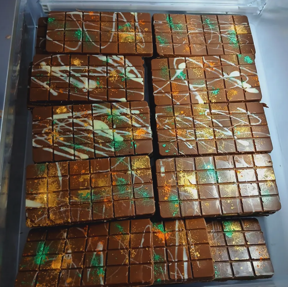 Il ne reste plus qu'à emballer les barres de chocolat Dubaï finies.