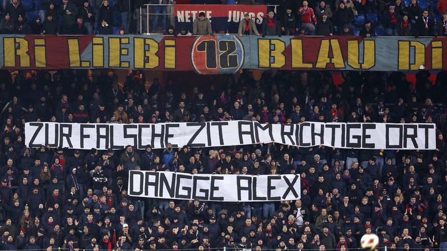 Die Fans in der Muttenzer Kurve bedanken sich mit einem Transparent mit der Aufschrift ZUR FALSCHE ZIT AM RICHTIGE ORT DANGGE ALEX beim entlassenen Trainer Alex Frei beim Fussball Meisterschaftsspiel  ...
