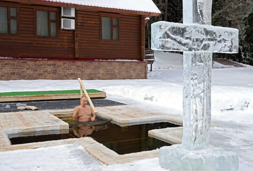 Le président Poutine qui prend son bain rituel dans l’eau glacée.
