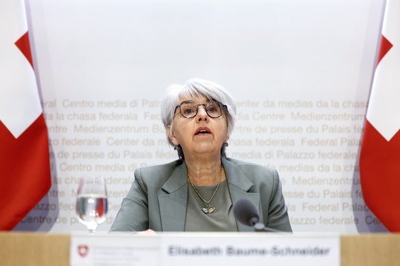 Bundesraetin Elisabeth Baume-Schneider spricht waehrend einer Medienkonferenz zu den Volksinitiativen &quot;Fuer ein besseres Leben im Alter (Initiative fuer eine 13. AHV-Rente)&quot; und &quot;Fuer e ...