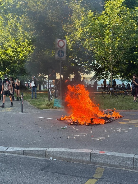 Les casseurs ont brûlé un vélo.