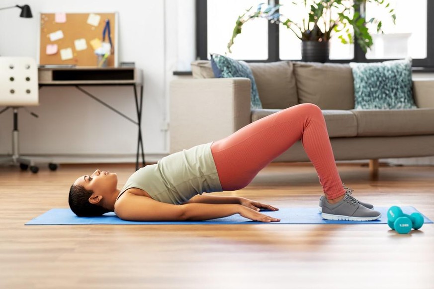 Solen Duclos recommande le yoga et les pilates, des pratiques douces de renforcement et d'étirements qui permettent de prévenir un relâchement du muscle pelvien.