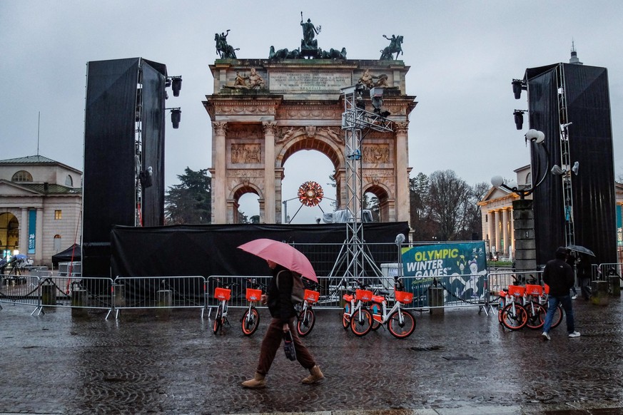 epa12704769 Workers prepare the Arco della Pace for the opening ceremony of the Milano Cortina 2026 Winter Olympic Games in Milan, Italy, 4 February 2026. EPA/MATTEO CORNER