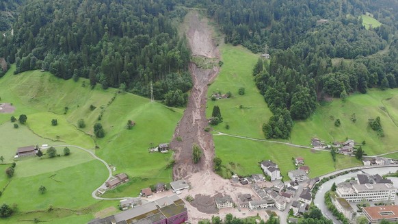 Geroell- und Schlammassen verdecken Haeuser in Schwanden, aufgenommen am Mittwoch, 30. August 2023. Wie die Kantonspolizei am Vorabend mitteilt, zieht sich der Erdrutsch auf eine Laenge von rund 400 M ...