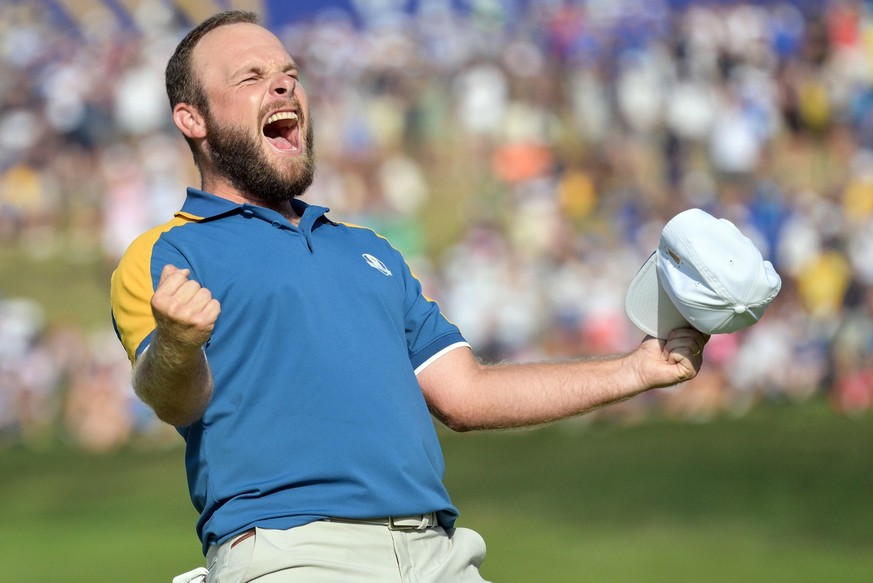 epa10894021 Tyrrell Hatton of Team Europe celebrates winning his Singles match on the last day of the 2023 Ryder Cup golf tournament in Guidonia, near Rome, Italy, 01 October 2023. EPA/Ettore Ferrari