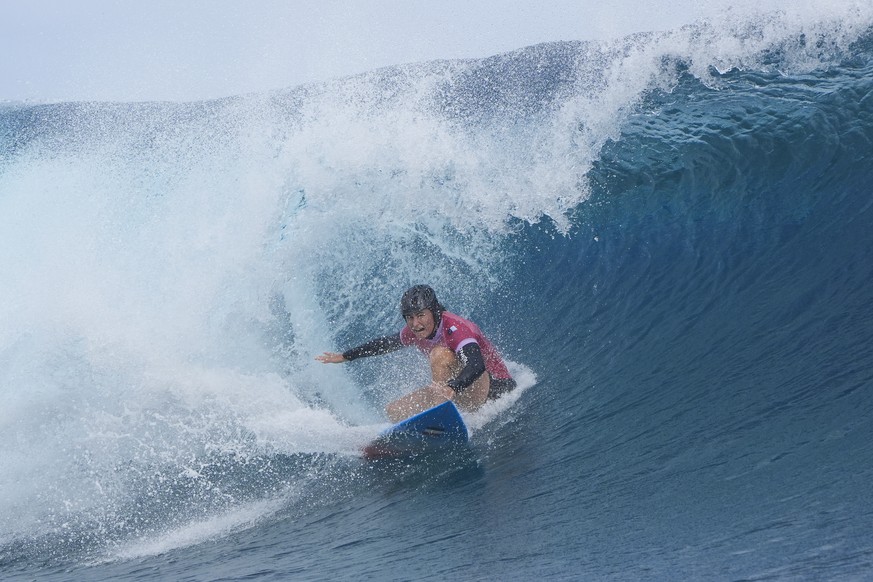 Johanne Defay, of France, falls during the bronze medal match of the surfing competition at the 2024 Summer Olympics, Monday, Aug. 5, 2024, in Teahupo&#039;o, Tahiti. (AP Photo/Gregory Bull)
