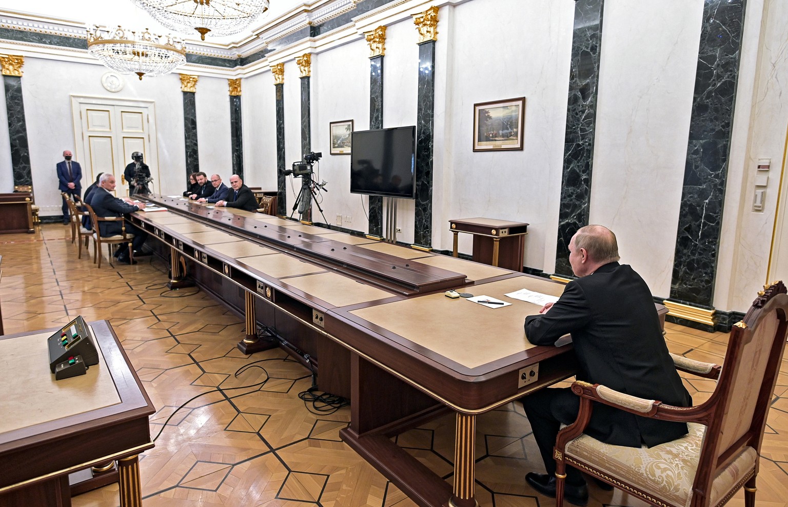 Un président isolé: Vladimir Poutine s'entretient lundi avec des représentants de l'économie au bout d'une très longue table.