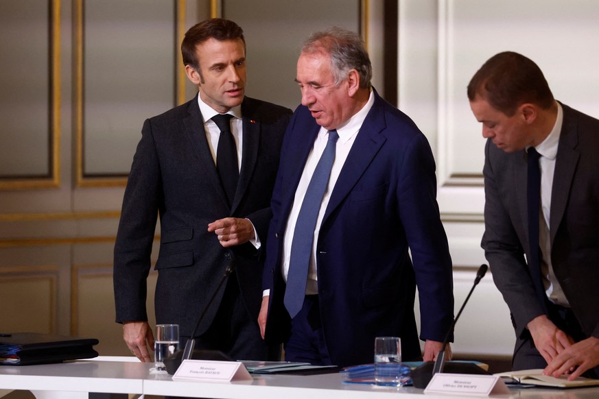Le président français Emmanuel Macron en pleine discussion avec François Bayrou.