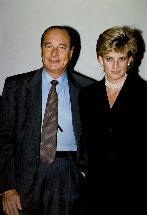 Le Président de la République reçoit la Princesse de Galles Lady Diana lors de sa venue le 25 septembre 1995 à Paris, France. (Photo by ARNAL/Gamma-Rapho via Getty Images)