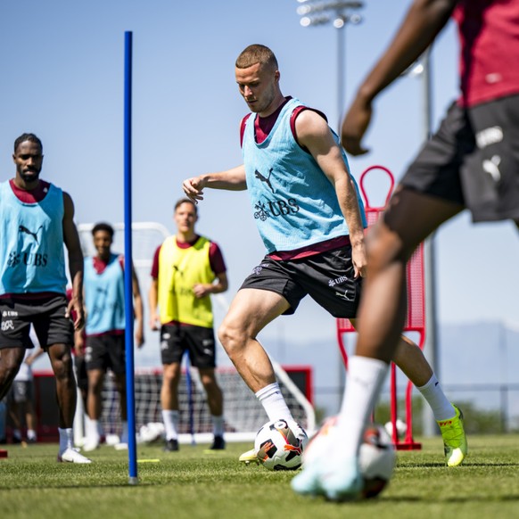 Nico Elvedi (au centre) est titulaire en défense centrale aux cotés de Manuel Akanji (archives).